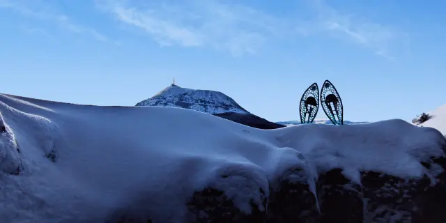Raquettes dans la neige sur le puy des Gouttes à Saint-Ours-les-Roches