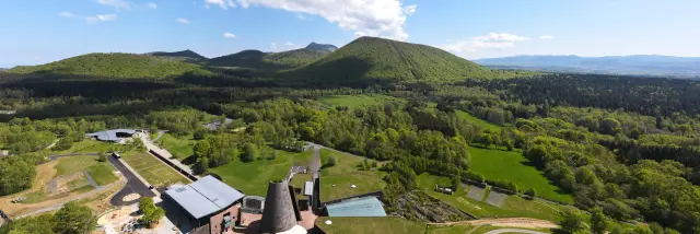 Vue aérienne du Parc Vulcania à Saint-Ours-les-Roches