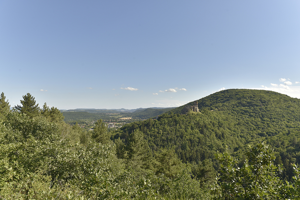 Vue sur le château de Tournoël depuis les gorges d'Enval