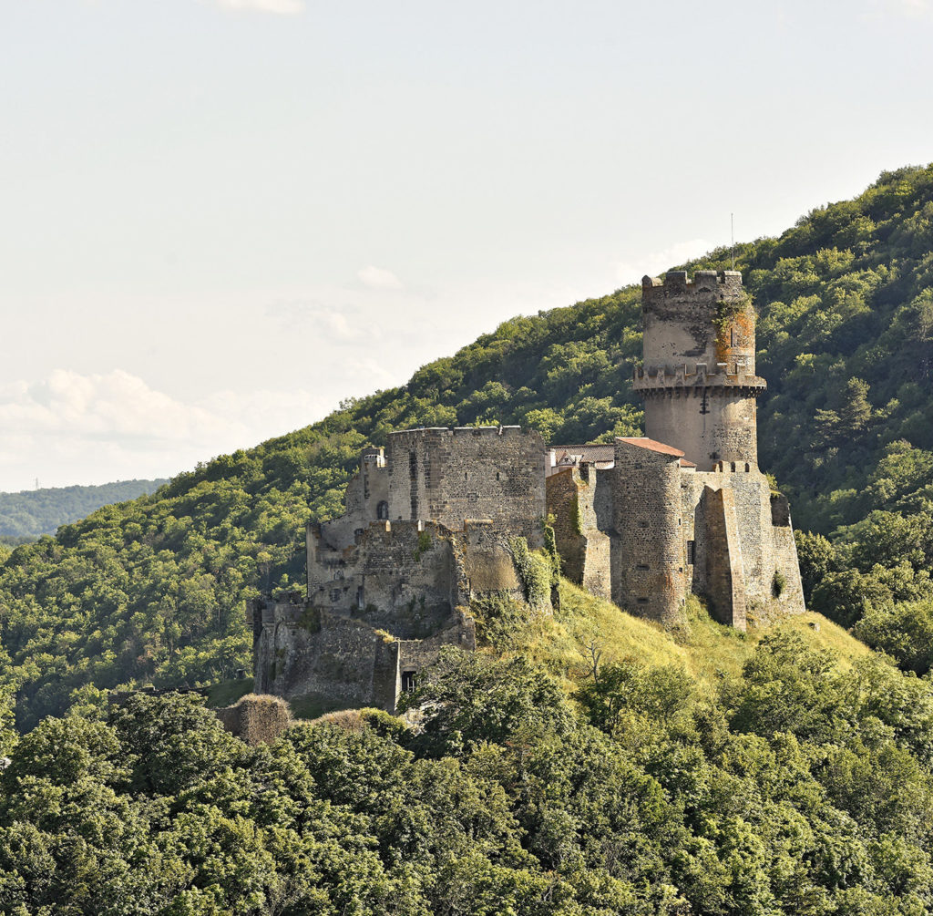 Blick auf den Tournoël Schloss von Enval