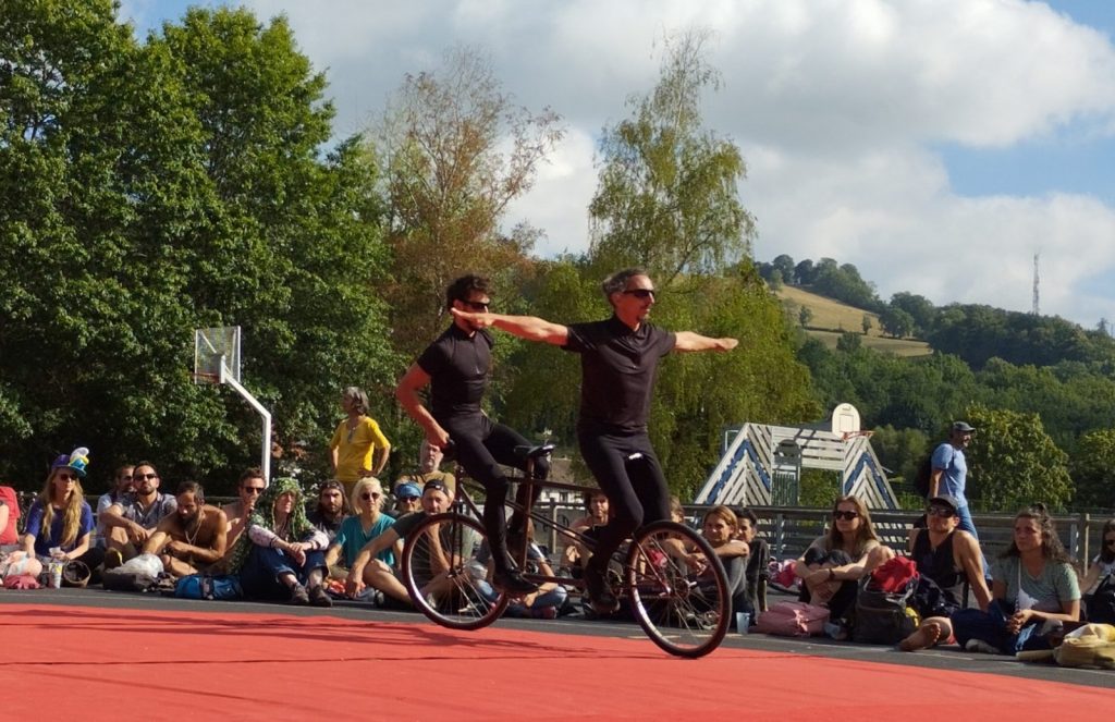 Place d’Éte – “ Men in Bike “ Cirque Ozigno