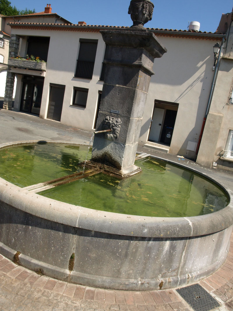 La croix des Rameaux et le puy Saint-Jean