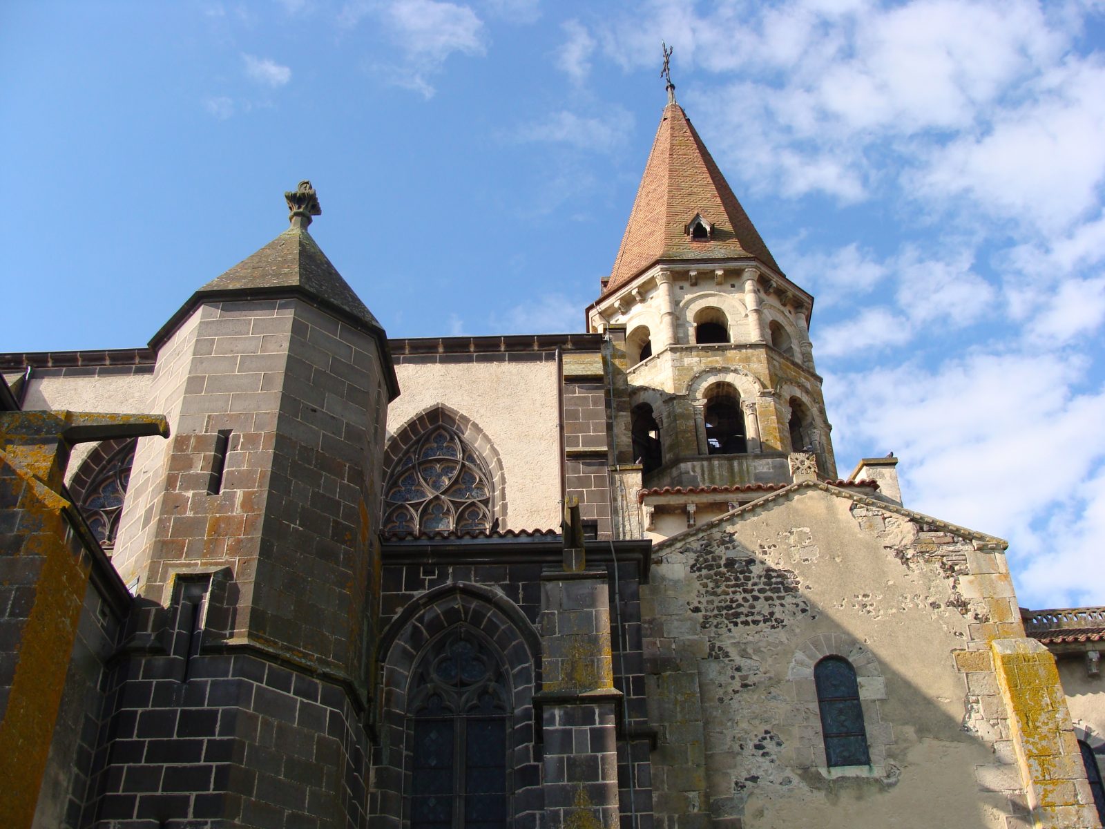 Wege in Collégiale Saint-Victor et Sainte-Couronne