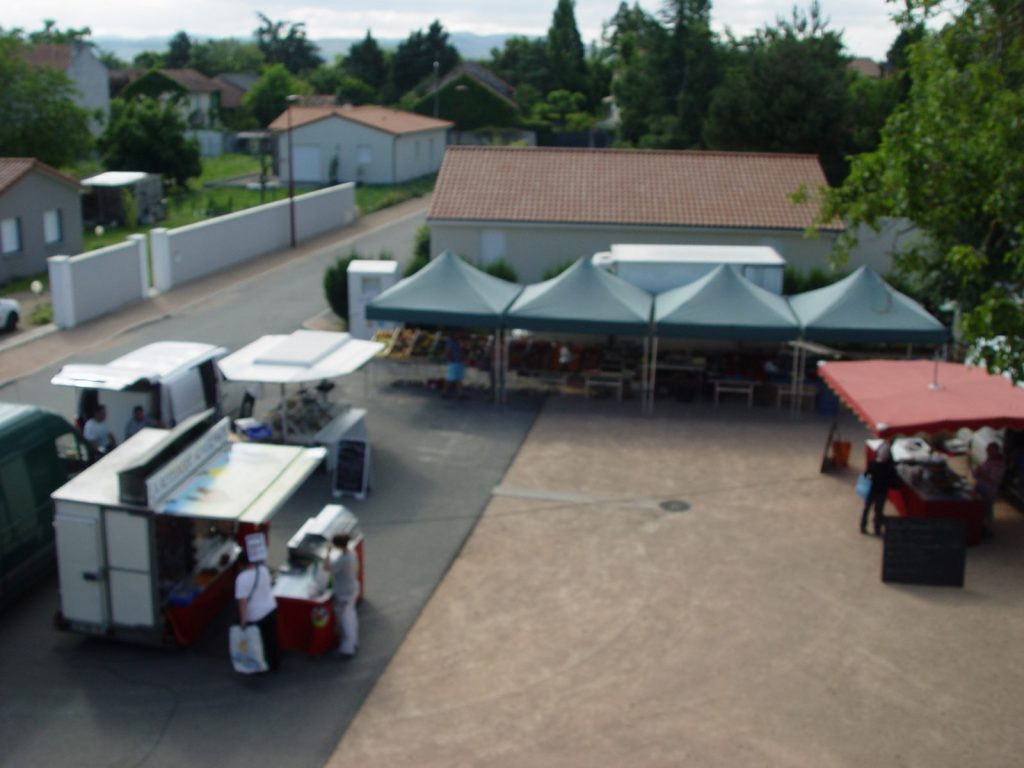 Der kleine Markt von Cheix sur Morge