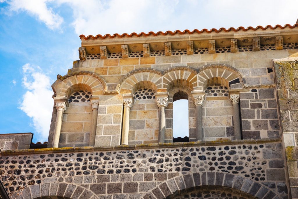 Les dessous du patrimoine : l’abbaye de Mozac inédite la salle haute de la tour-porche