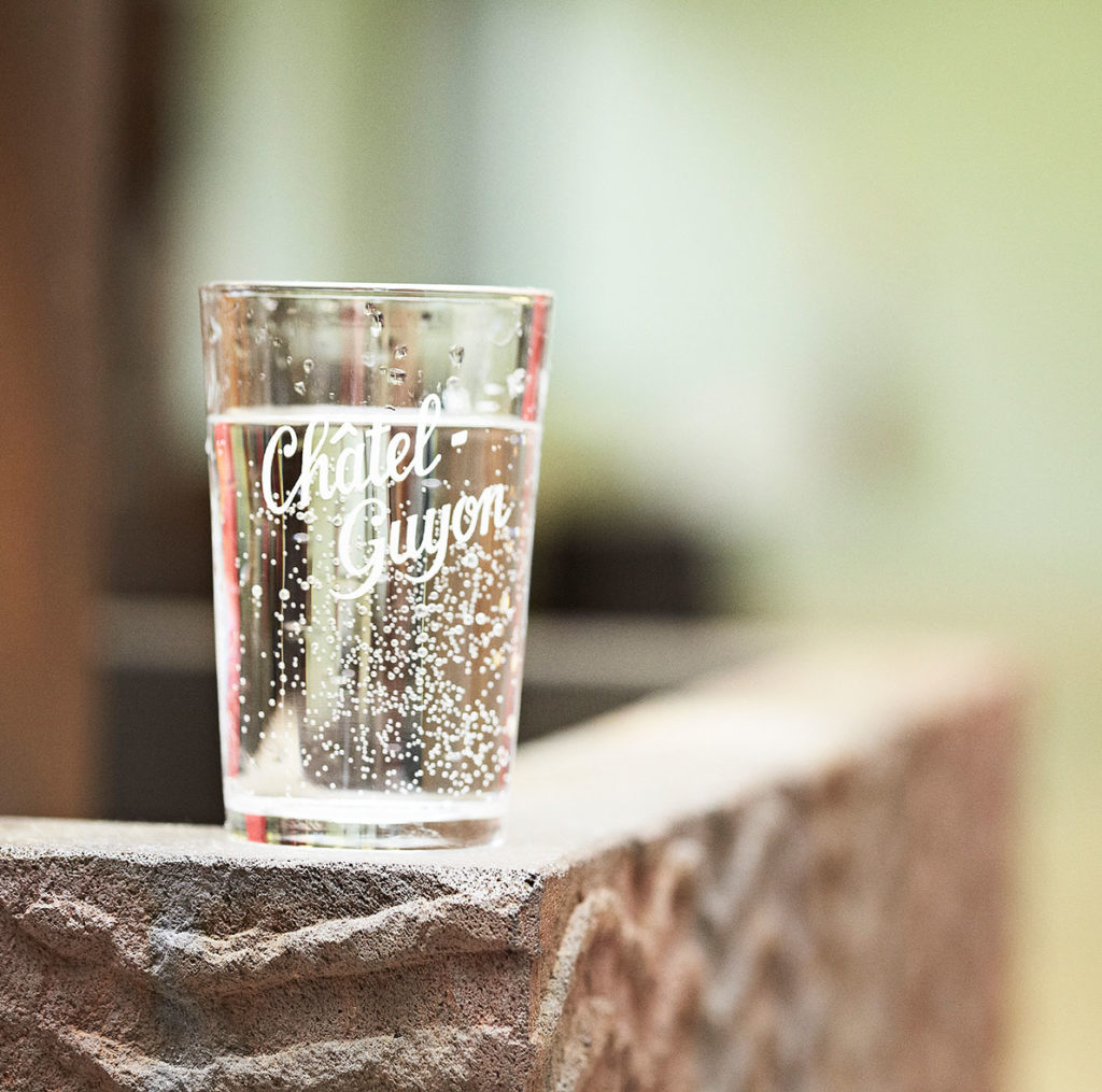 Verre d'eau thermale à Châtel-Guyon