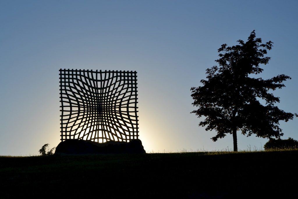 Sculpture de pierre de lave Contempler par Thierry Courtadon à Chanat-la-Mouteyre