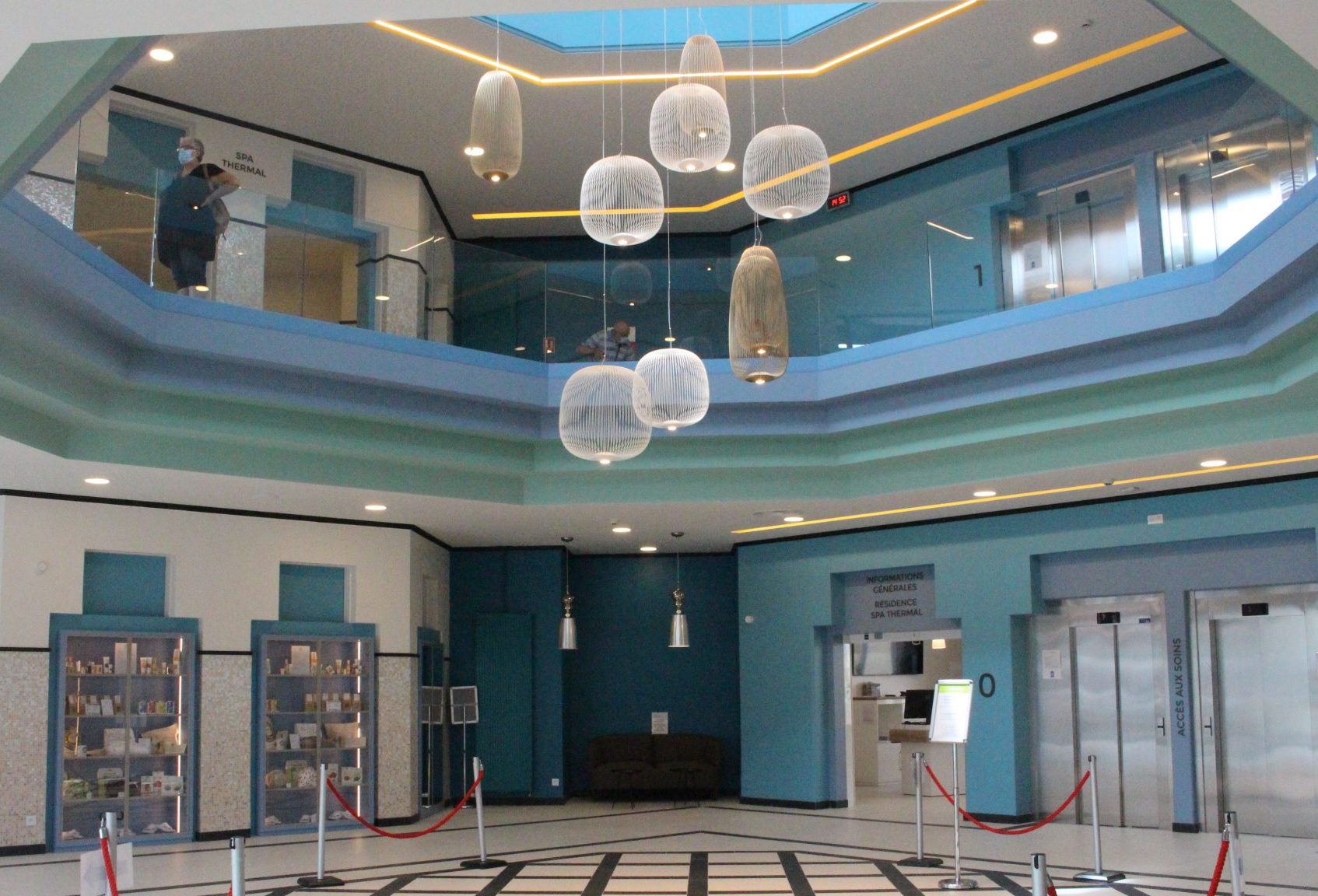 Hall d'accueil de l'établissement thermal Aïga resort à Châtel-Guyon