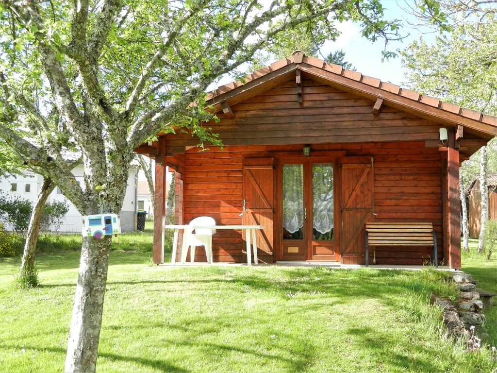 Camping du Colombier grand chalet bois