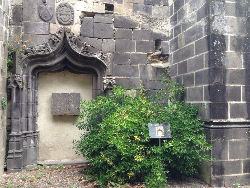 Edifices religieux – abbatiale Mozac – porte gothique