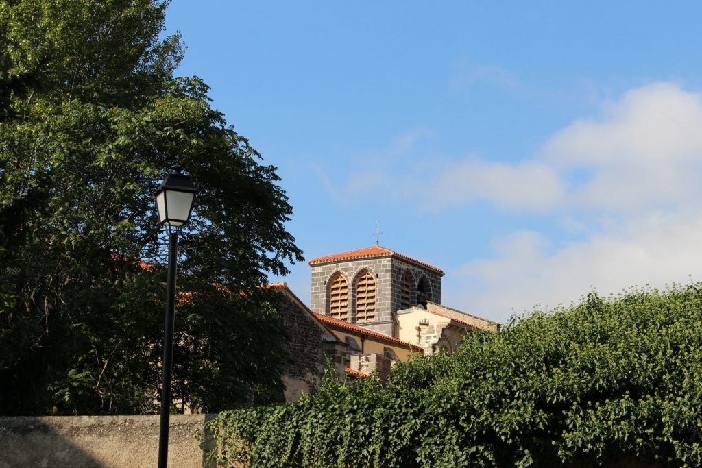 vue clocher abbaye – Mozac
