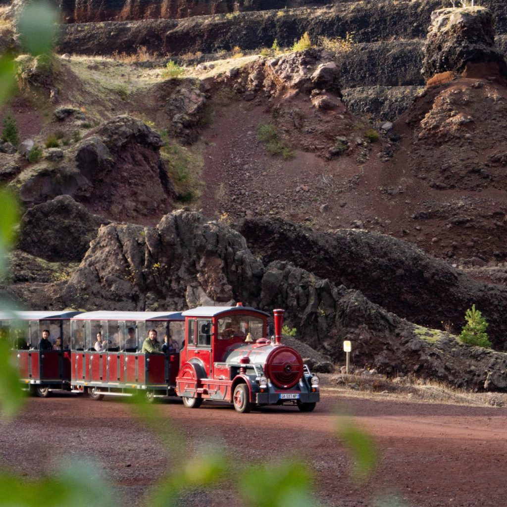 Les excursion en bus – A la découverte du Volcan de Lemptégy