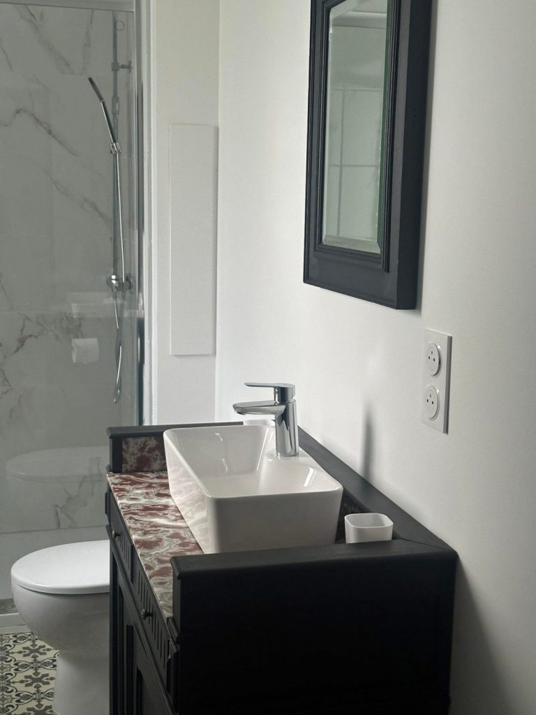 La salle de douche attenante