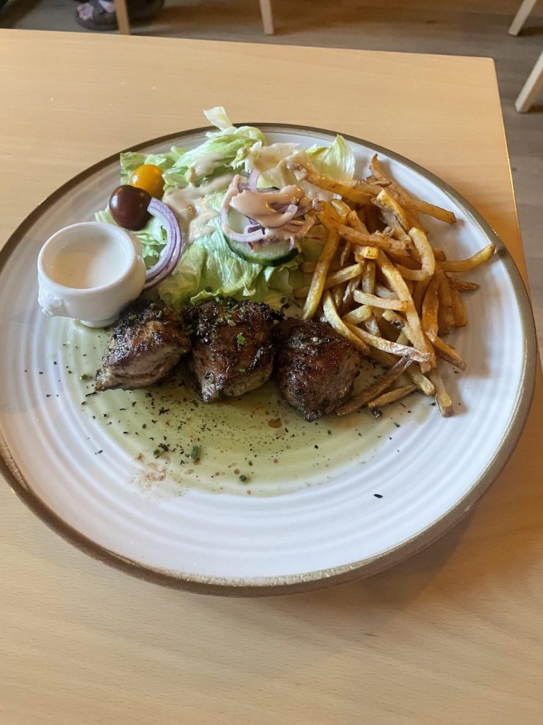 Pluma de porc marinée à l’ail des ours